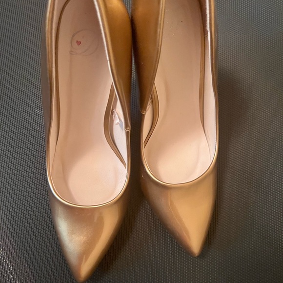 All money goes to building fund for ministry - Picture 6 of 8